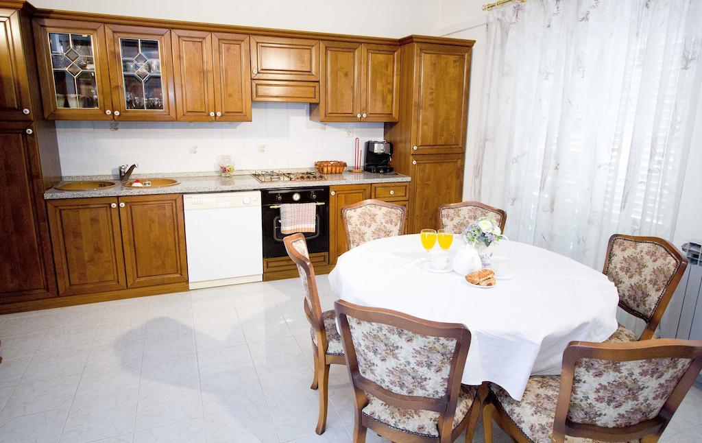 Apartment Pcelica Maja Подстрана Стая снимка