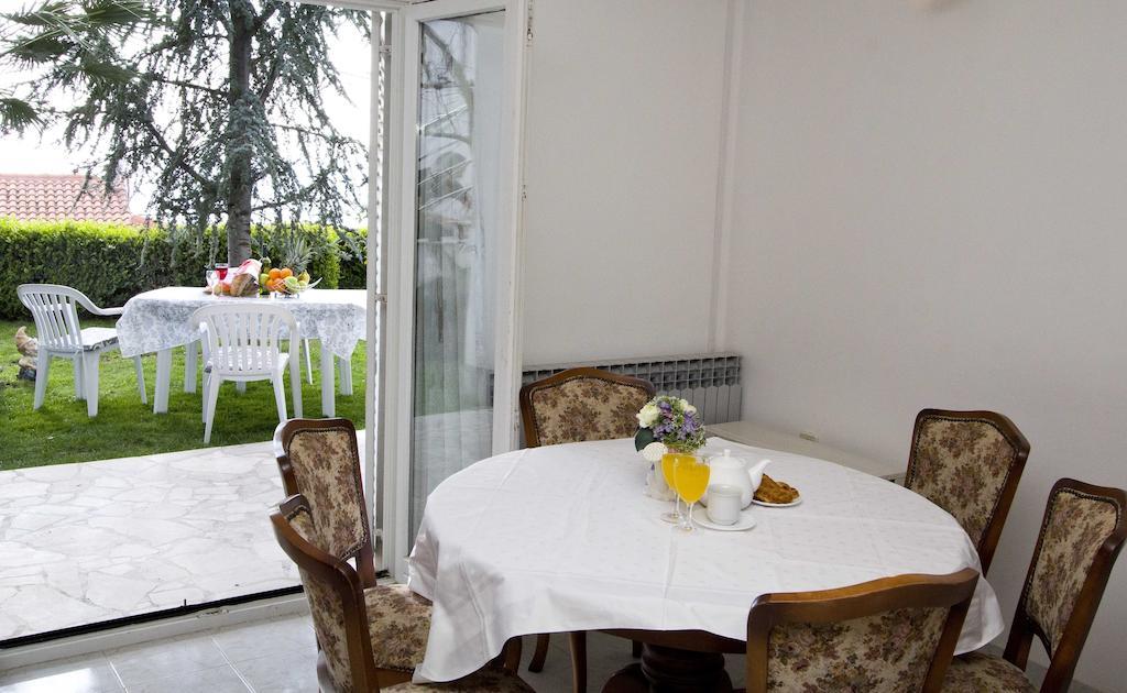Apartment Pcelica Maja Подстрана Стая снимка